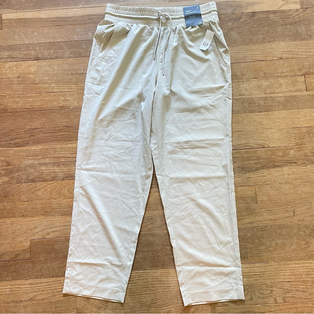 NWT GapFit women's runaround pant khaki casual size small SB18